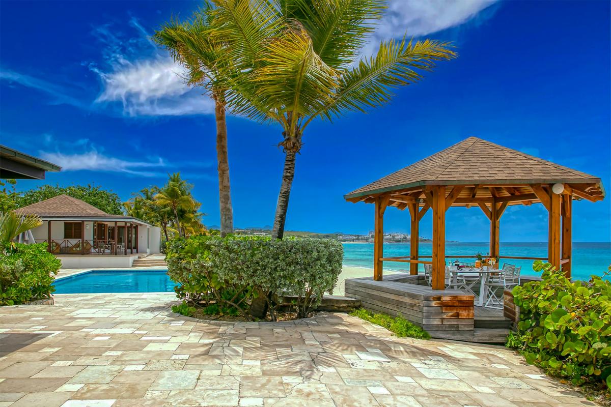 Villa rental St Martin - Pool and gazeebo